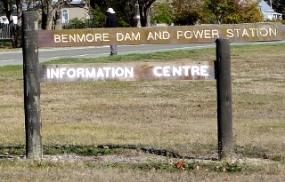 ベンモア湖の看板