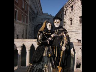 ベネチアの仮面のカップル