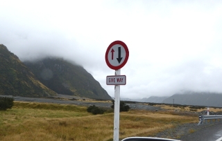 優先道路の標識