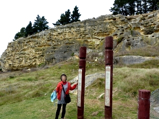 タキロア遺跡の赤い柱と女性