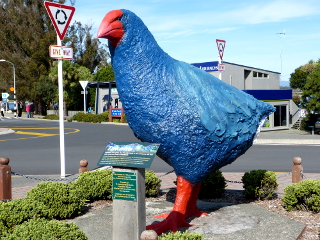 ティ・アナウの町の中央にある鳥の像